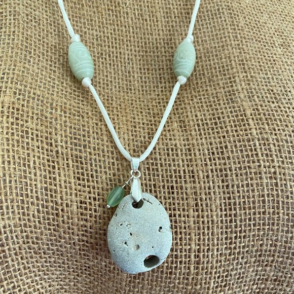 Hagstone Necklace, carved jadeite beads - Picture 2 of 6